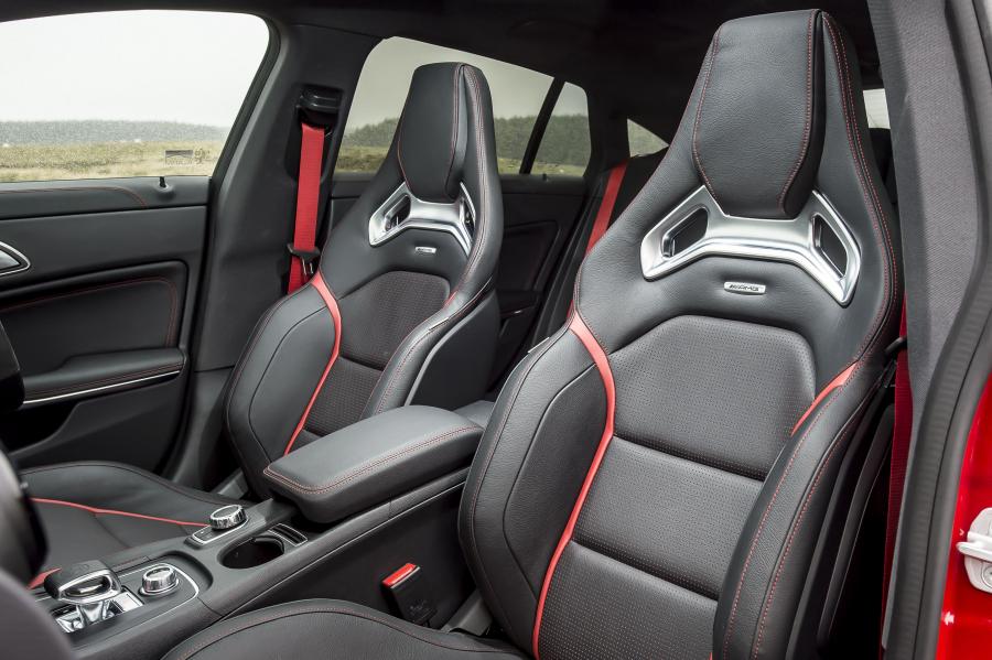 Детали интерьера Mercedes-AMG CLA45 4Matic Shooting Brake 2016 года  (UK) (фото 23 из 26)